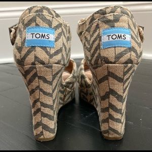 Tom’s Wedge Sandals. Tan linen w/Black design.